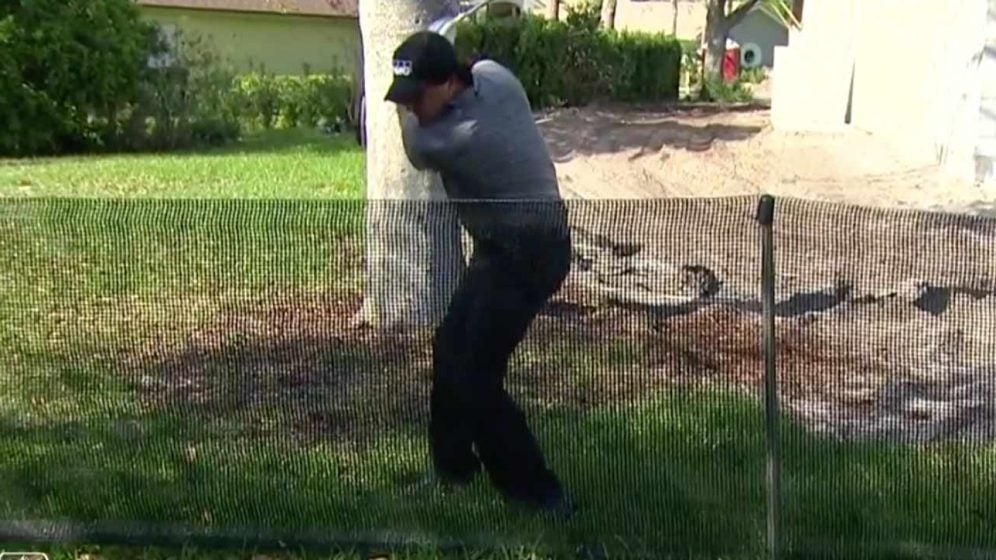 https://www.golf.com/news/2019/03/07/phil-mickelson-righty-ob-fence/